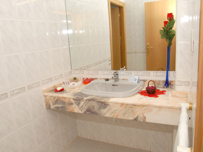 Bathroom 3, Hotel Restaurante la Imperial, Zaragoza