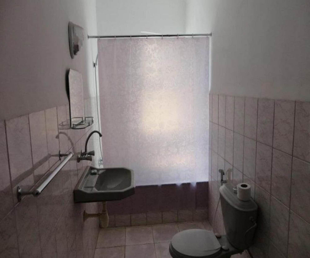 Bathroom 4, Kahramana Hotel, Amman
