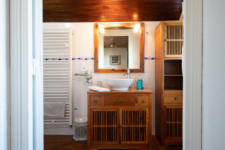 Bathroom 5, Amphitryon, Pyrénées-Atlantiques