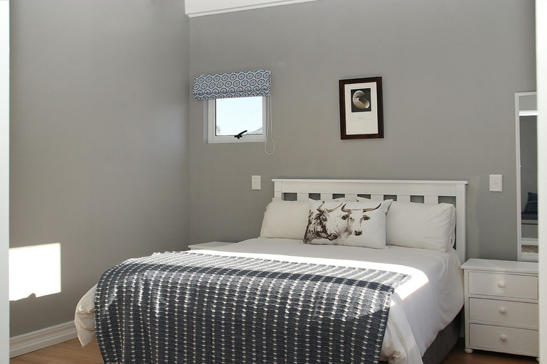Bedroom 2, Seals Backpackers, Cacadu