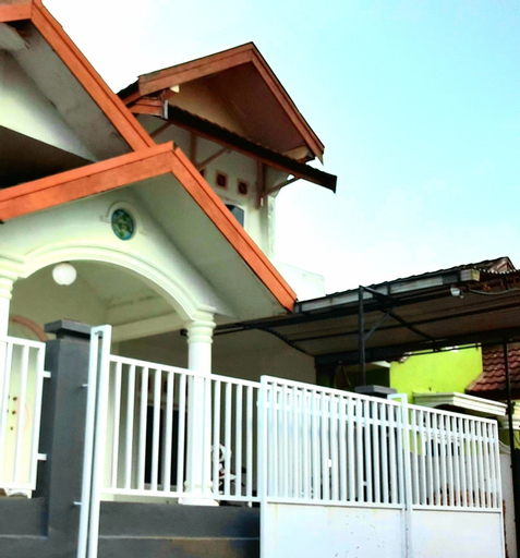 Almira Homestay near Airport - Hostel, Jambi