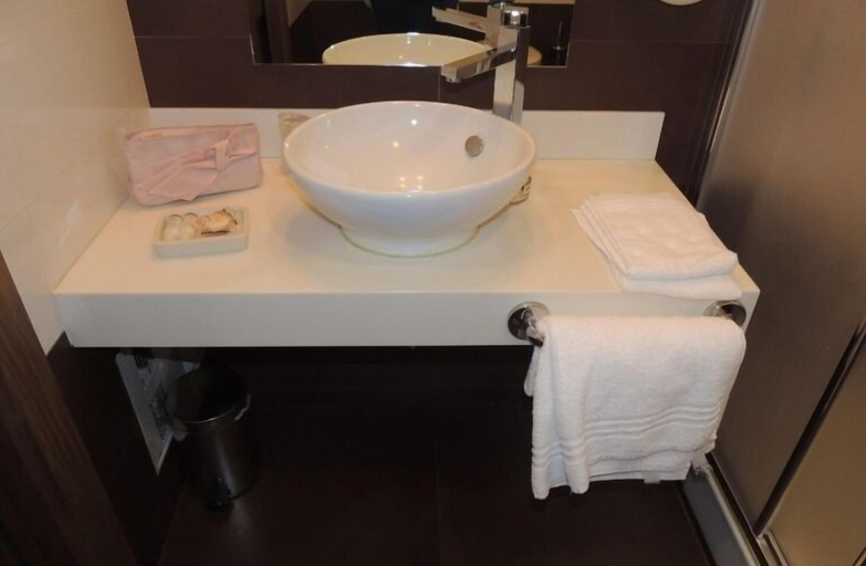 Bathroom 4, Albergo Ristorante Delfino, Novara