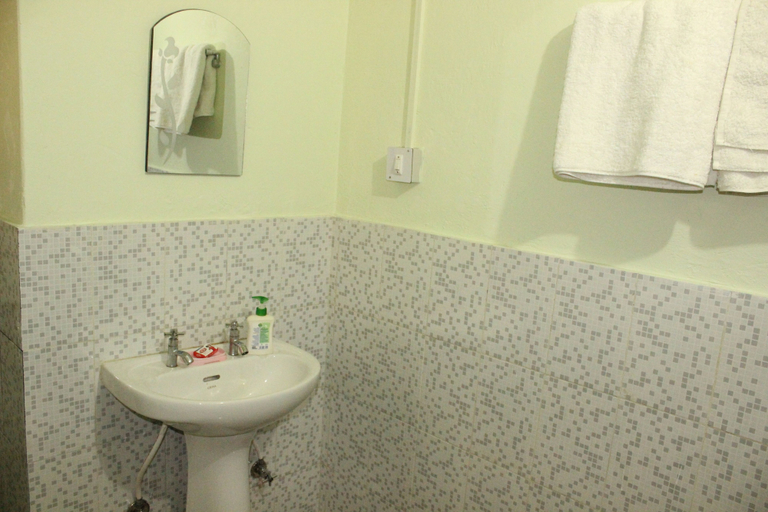 Bathroom, Fearless Cloud, Kangra