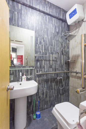 Bathroom 3, Manning Apartment, Thimbirigasyaya