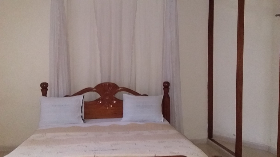 Bedroom 5, Trust White Hotel, Igara