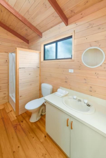 Bathroom 4, Lakes And Craters Holiday Park, Corangamite - North
