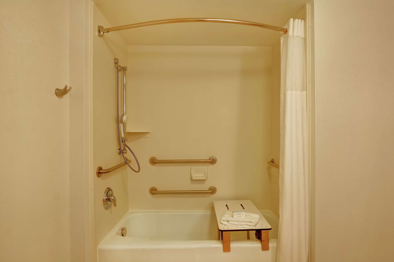 Bathroom 4, Hampton Inn Beckley, Raleigh