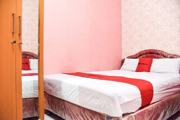 Bedroom 1, RedDoorz @ Pettarani Square, Makassar