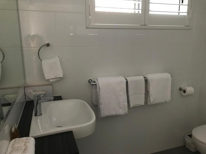 Bathroom 5, Rocky Gardens Motor Inn, Rockhampton