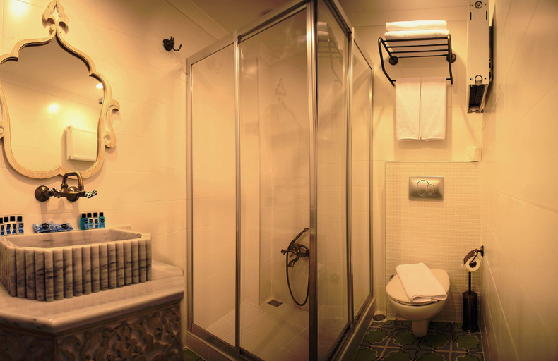 Bathroom 5, Kervan Hotel, Fatih