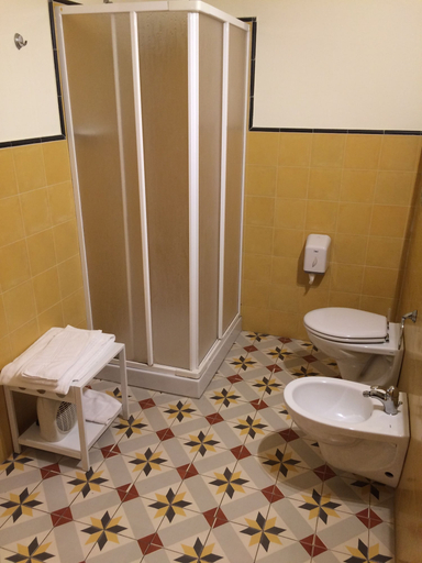 Bathroom 4, La Terra del Mezzo, Catania