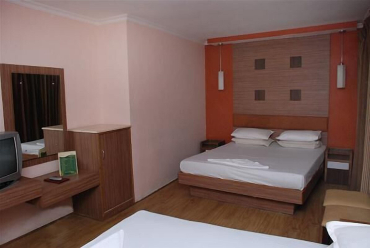 Bedroom 3, Hotel Maneck Residency, The Nilgiris