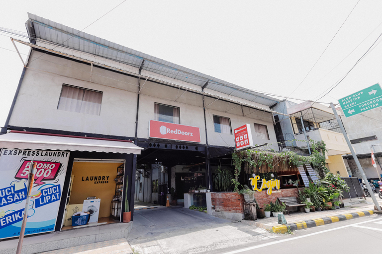 Exterior & Views 2, RedDoorz near Alun Alun Madiun, Madiun