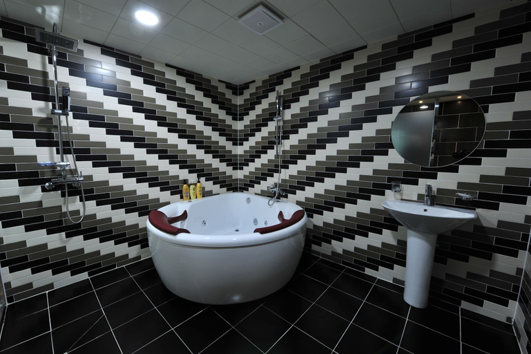 Bathroom 4, Ytt Motel, Busanjin