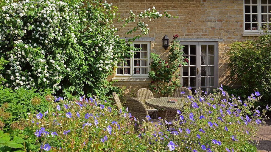 Exterior & Views 2, Aintree Cottage, Oxfordshire