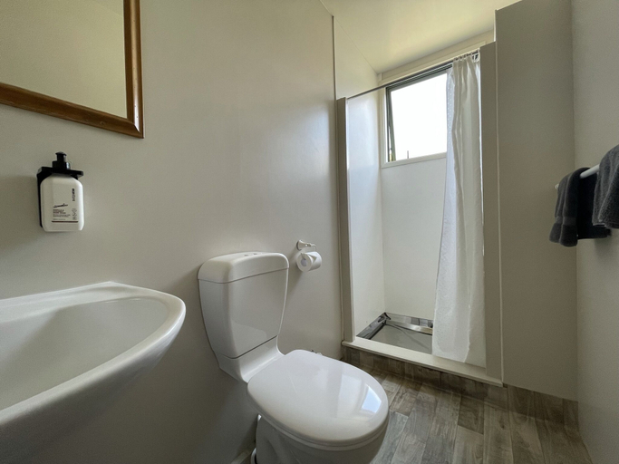 Bathroom 5, Athenree Hot Springs & Holiday Park, Western Bay of Plenty
