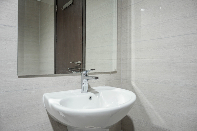 Bathroom 2, Exquisite 3BR Residence at Ciputra International Apartment, Jakarta Barat