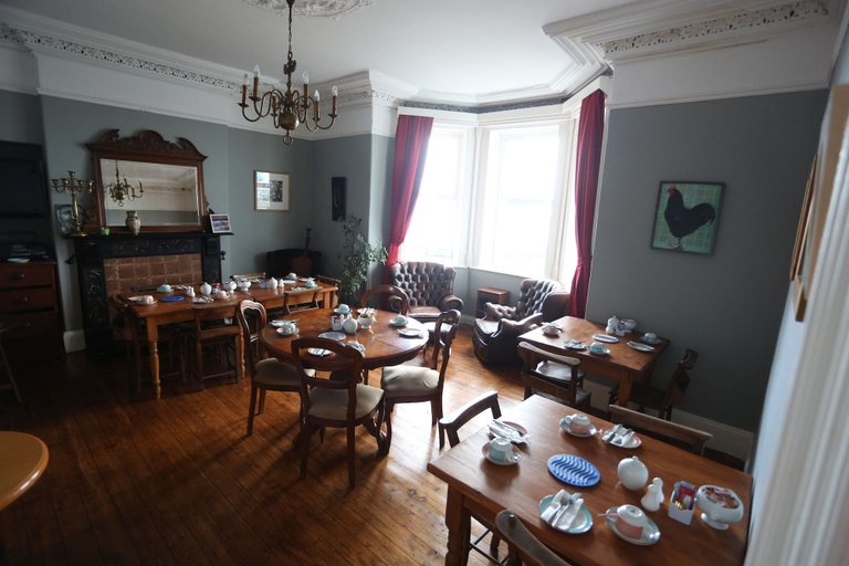 Food & Drinks, Rolling Wave Guesthouse
