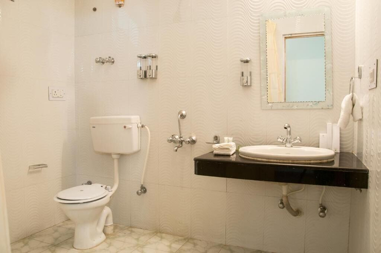 Bathroom 5, Treebo Trend Celebriti Manali, Kullu