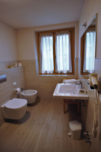 Bathroom 4, Meuble Cima Bianca Garni, Sondrio