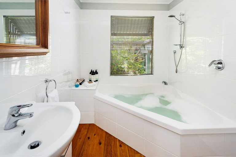 Bathroom 4, Bendles Cottages and Country Villas, Caloundra - Rail Corridor