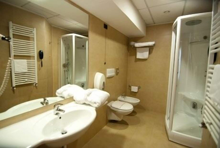 Bathroom 5, Hotel Concorde, Ancona