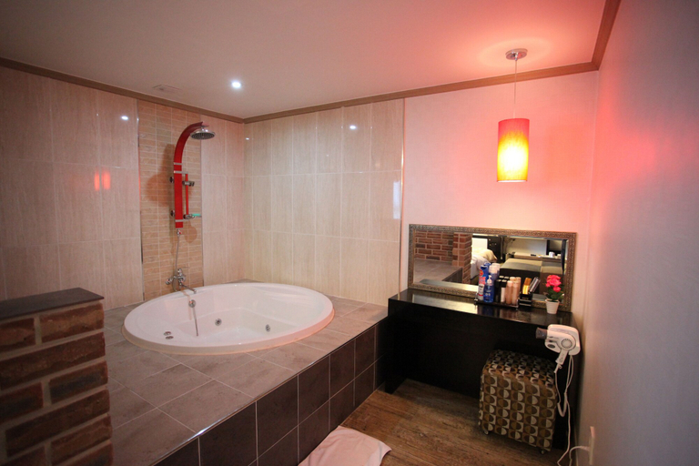 Bathroom 3, Chuncheon Myeongdong Hotel, Chuncheon