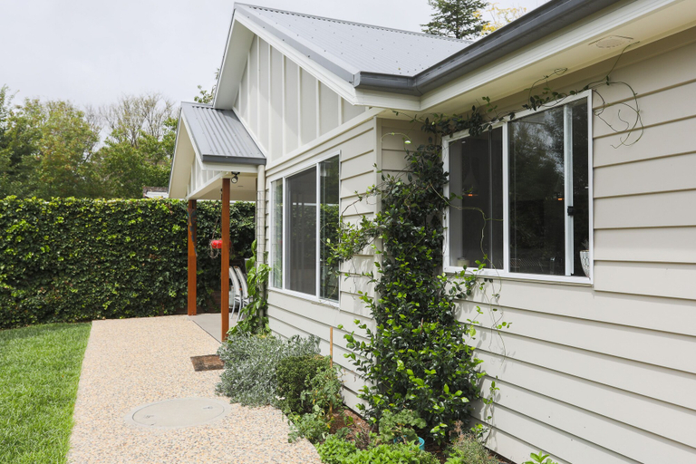 Exterior & Views 2, Armidale Cottage, Armidale Dumaresq