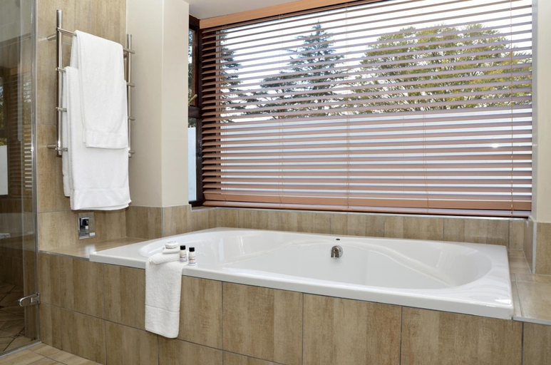 Bathroom 3, Lythwood Lodge, Umgungundlovu