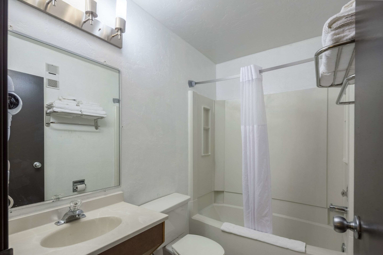 Bathroom 4, Quality Inn Moses Lake, Grant