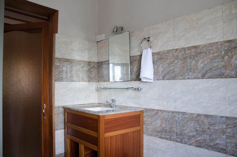 Bathroom 3, Auberge le Rajah