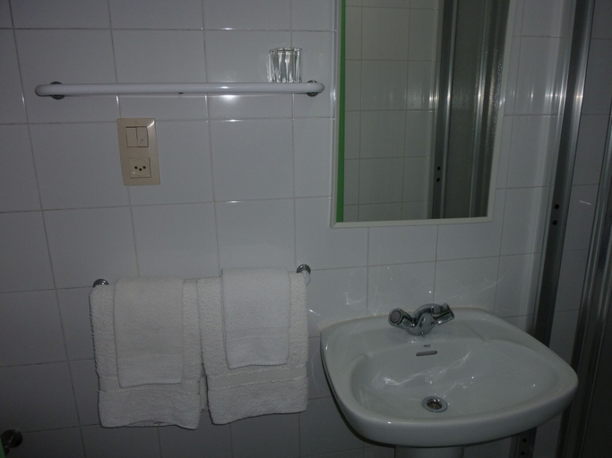 Bathroom 3, Pensión Fonda Vilalta, Girona