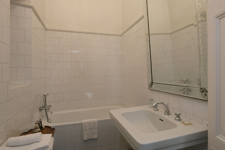 Bathroom 4, Mimi Calpe, Tanger-Assilah