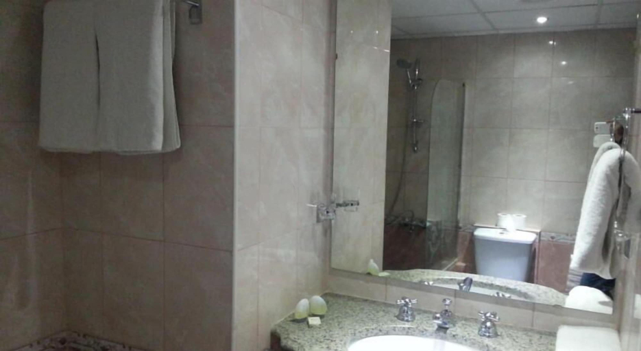 Bathroom 4, OIa Palace Hotel, Wadi Essier