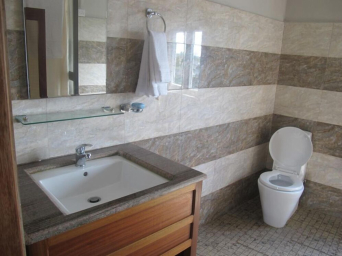 Bathroom 3, Auberge le Rajah
