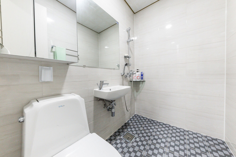 Bathroom 5, JS Hotel, Guro