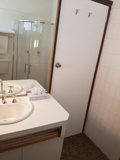Bathroom 4, The Apple Inn, Tumut