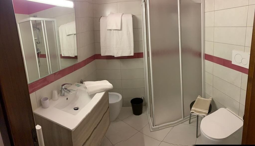 Bathroom 4, Hotel Smeraldo, Padua