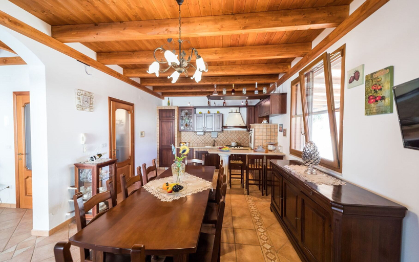 Food & Drinks 5, Villa Geraldina con piscina, Lecce