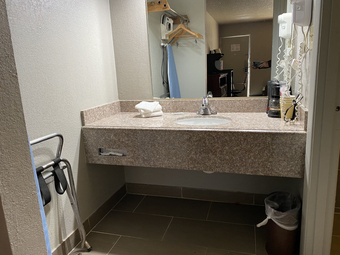 Bathroom 5, Rogers Inn, Benton