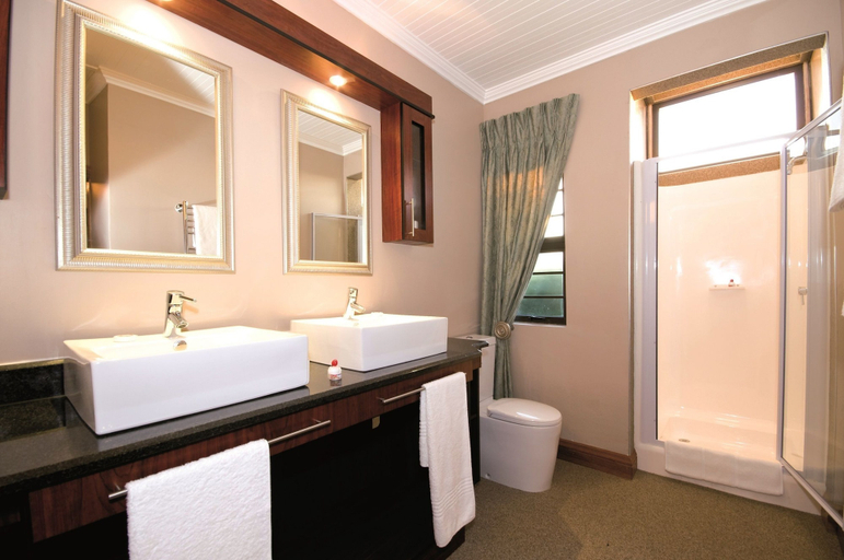 Bathroom 5, Pine Lodge Resort, Nelson Mandela Bay
