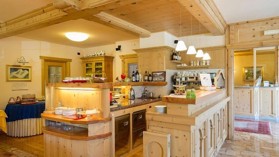 Food & Drinks 5, Meuble Cima Bianca Garni, Sondrio