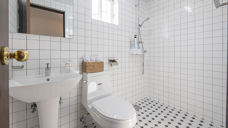 Bathroom 4, Howl Pension, Taean