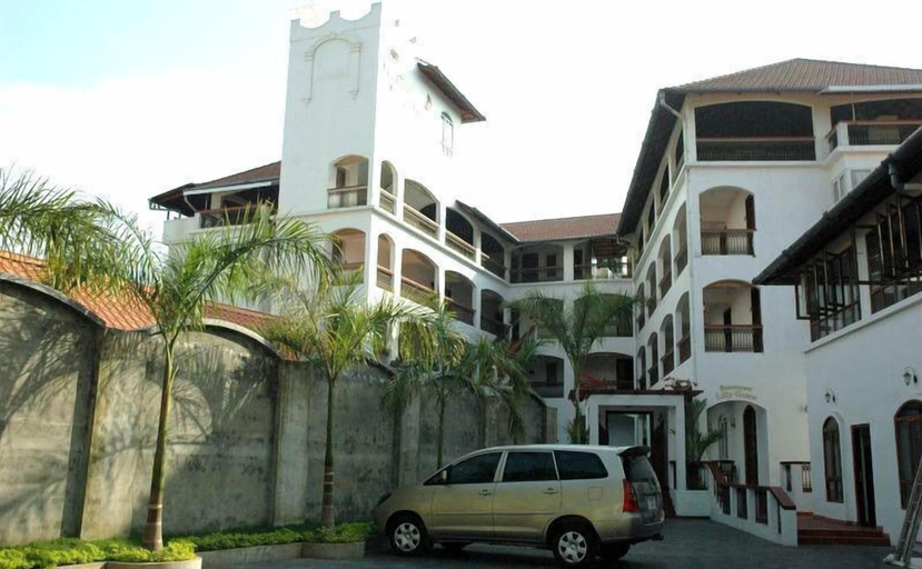 Exterior & Views