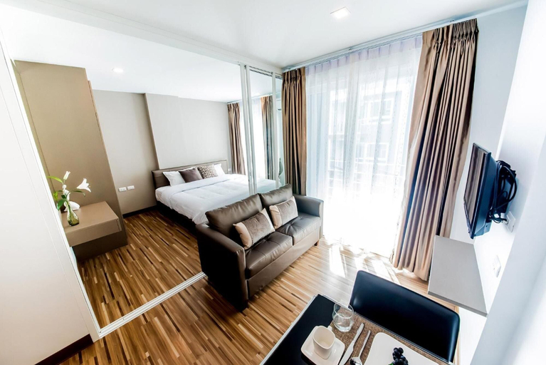 Bedroom 4, The Violin Sriracha, Si Racha