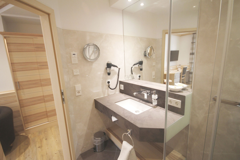 Bathroom 3, Hotel Bercher, Waldshut