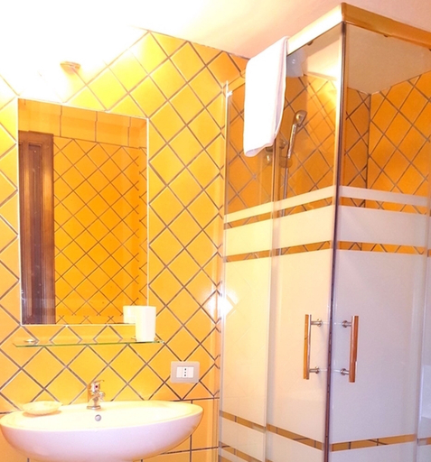 Bathroom 3, Tre Archi, Syracuse