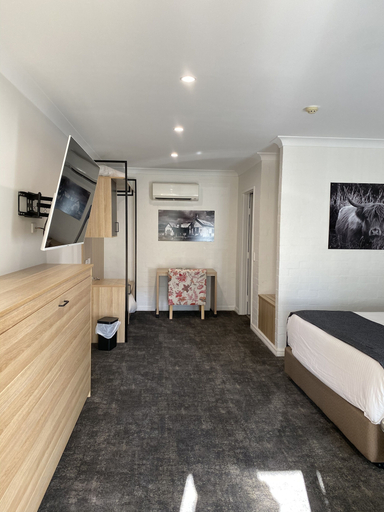 Bedroom 2, Town Square Motel, Orange