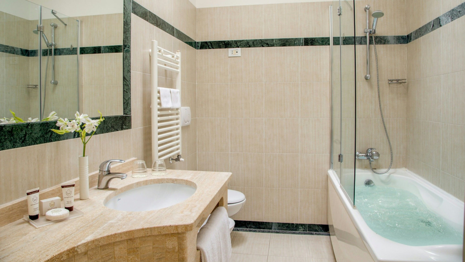 Bathroom 5, Arcom Palace, Roma