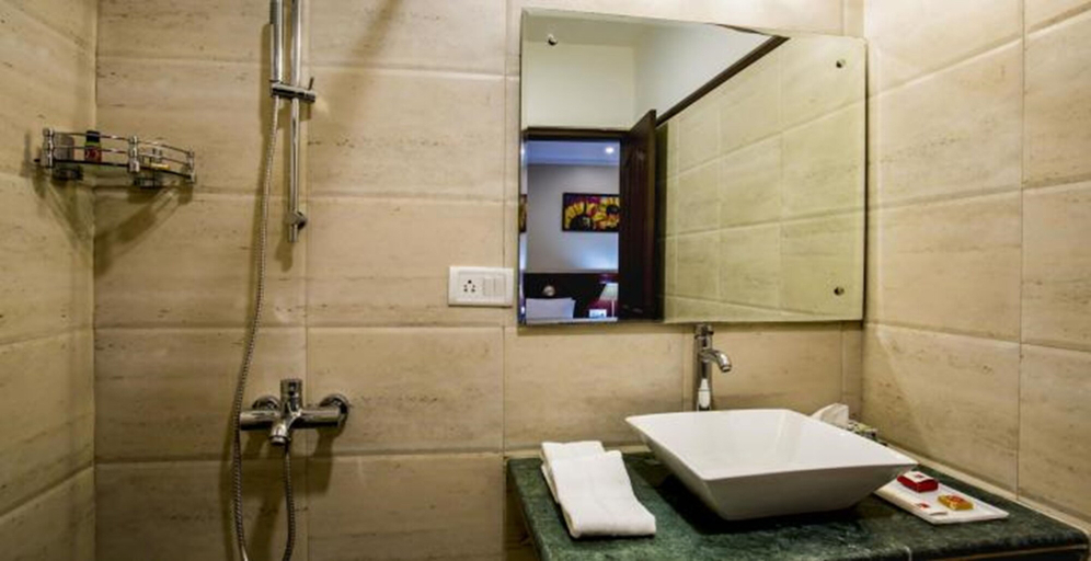 Bathroom, Clarks Inn Nehru Place, Delhi